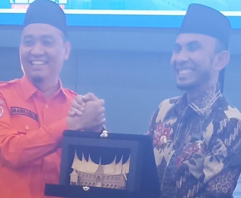 Wawako Allex Padang Panjang saat serahkan cenderamata pada Wawako Pekan Baru, Margarius Anwar.